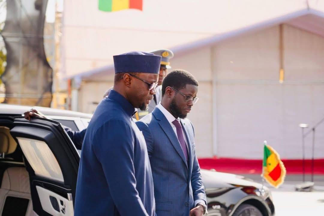 Fête de l'indépendance : En images l'arrivée du chef de l'Etat, Bassirou Diomaye Faye acceuilli par son premier ministre, Ousmane Sonko