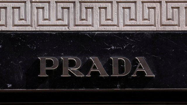 Mode: la maison italienne Prada rachète sa rivale Versace pour 1,25 milliard d'euros