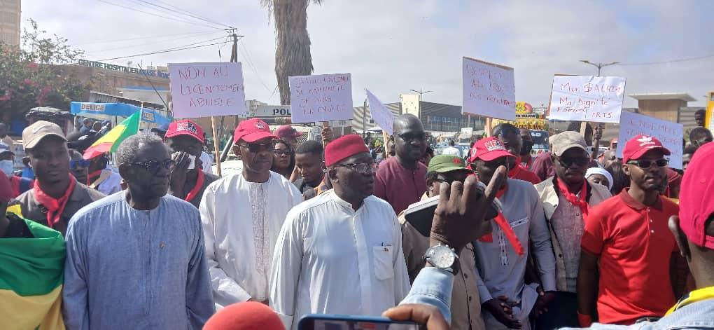 Vague de licenciements dans plusieurs secteurs : des centaines de travailleurs ont manifesté ce vendredi à Dakar