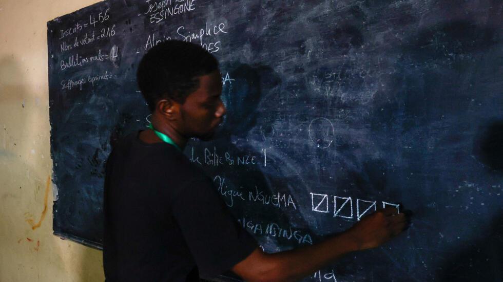 Présidentielle au Gabon: après une journée de vote dans le calme, place au comptage des voix