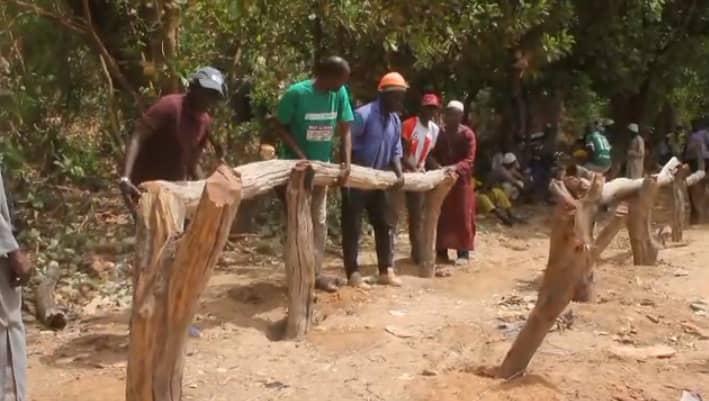 Kolda : les habitants de Bignarabé construisent un pont artisanal pour contrer l'enclavement hivernal