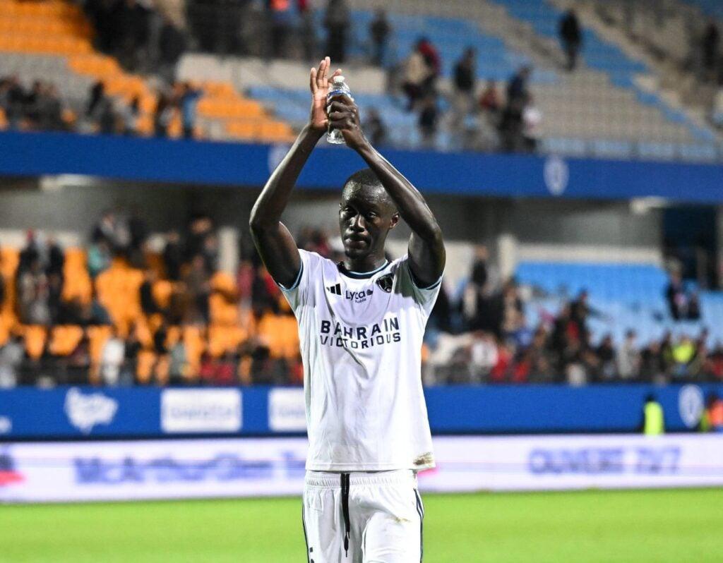 Paris FC entre dans l'élite : Moustapha Mbow, le roc derrière l'exploit