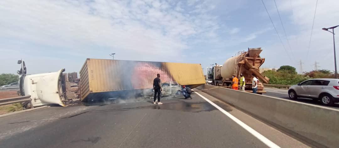 Circulation perturbée sur l’autoroute à péage : un camion renversé bloque l’accès à Keur Ndiaye Lô