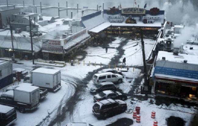 Etats-Unis : une tempête de neige meurtrière paralyse l'est du pays