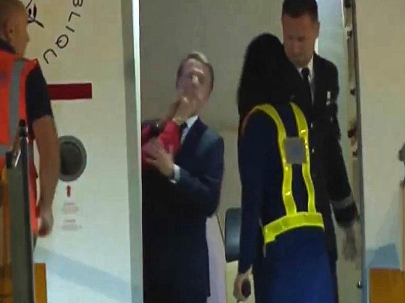 « Gifle » ou « moment de complicité » ? Ce que l’on sait de la vidéo de Brigitte et Emmanuel Macron arrivant au Viêt Nam