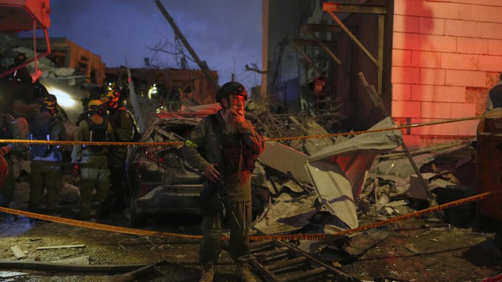 Des frappes font au moins dix morts en Israël, qui bombarde plusieurs sites en Iran