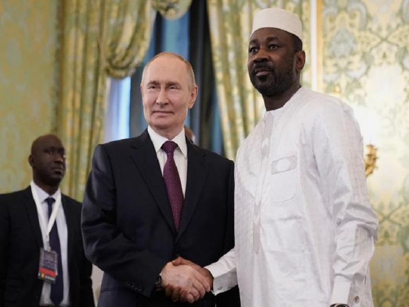 Assimi Goïta reçu par Vladimir Poutine pour renforcer les liens avec Moscou