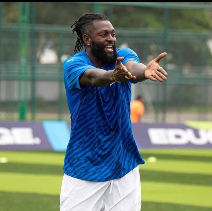 Adebayor recadre un internaute : « Je suis une légende FIFA, comme Pelé »