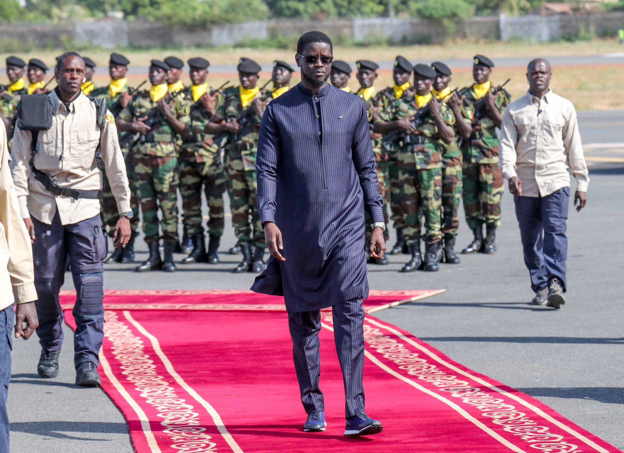 Ziguinchor : le Président Diomaye Faye en visite chez la famille de Sonko  et annonce 7 milliards FCFA pour achever l'aéroport