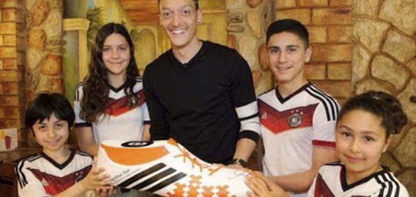 Le geste généreux d'Özil