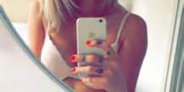 CAROLINE RECEVEUR, UN SELFIE AU DÉCOLLETÉ ÉTOURDISSANT SUR INSTAGRAM