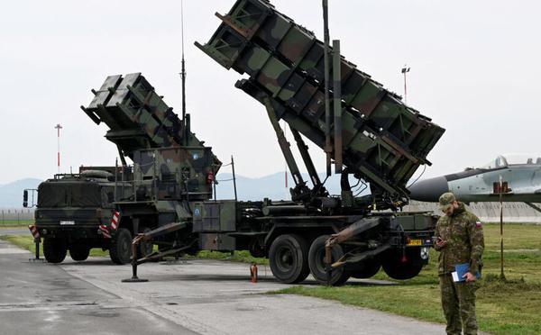 Ukraine: craignant une pénurie, Washington cesse des livraisons d'obus et de missiles antiaériens à Kiev