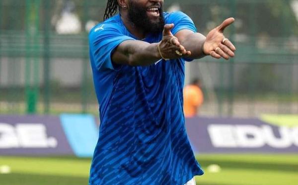 Adebayor recadre un internaute : « Je suis une légende FIFA, comme Pelé »