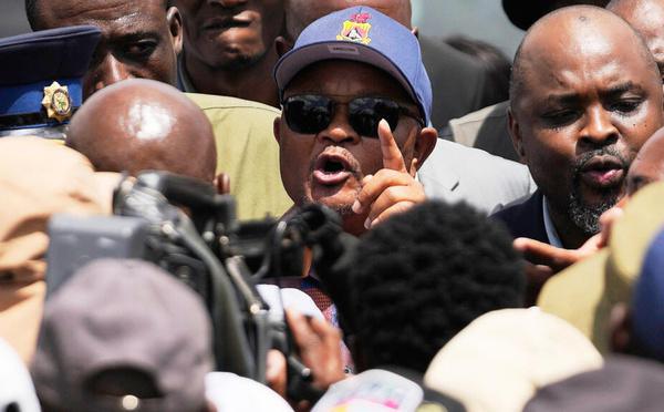 Afrique du Sud: le ministre de la Police «mis en congé» après un scandale
