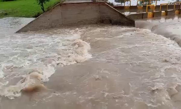 Vélingara : le pont entre le village de Diatel et Médina Poussang s'est effondré (Vidéo)