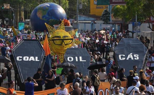 COP30: il faut tourner la page de l'ère des énergies fossiles, clament des milliers de manifestants