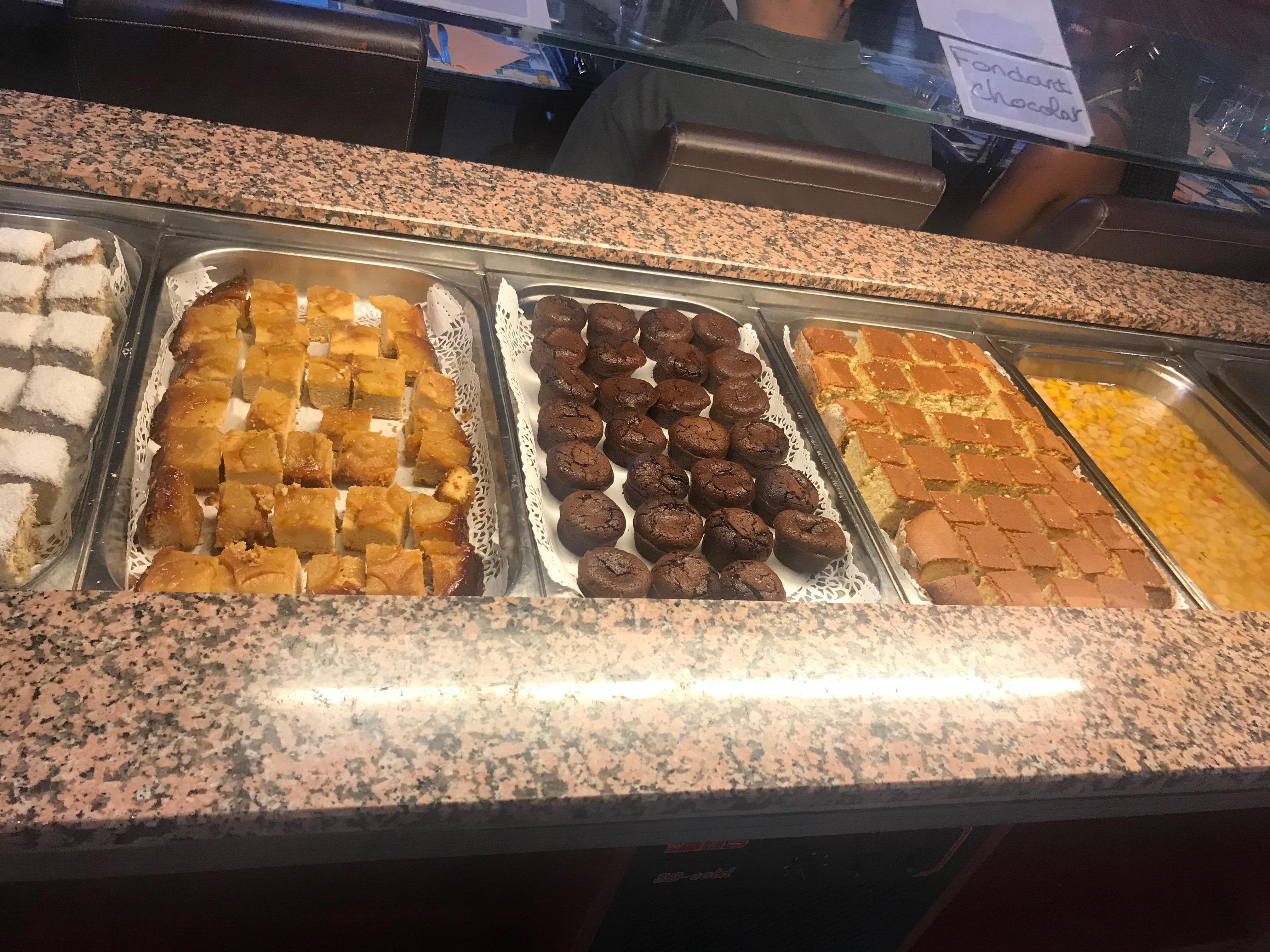 Gateaux: mont blanc, ananas, moelleurs, tourman d'amour