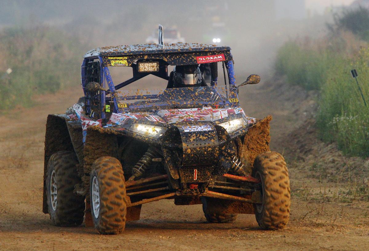 Deux RZR 1000 entrent dans l'arène Deux RZR 1000 entrent dans l'arène