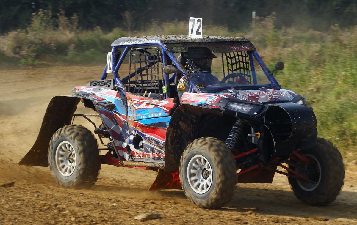 Deux RZR 1000 entrent dans l'arène Deux RZR 1000 entrent dans l'arène
