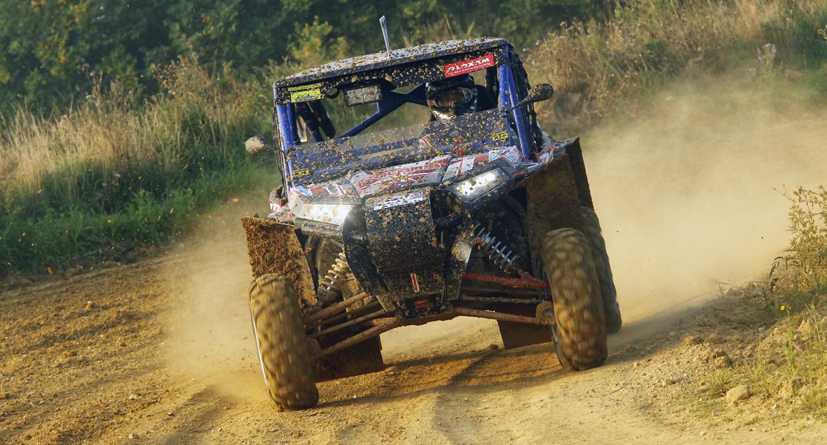 Deux RZR 1000 entrent dans l'arène Deux RZR 1000 entrent dans l'arène