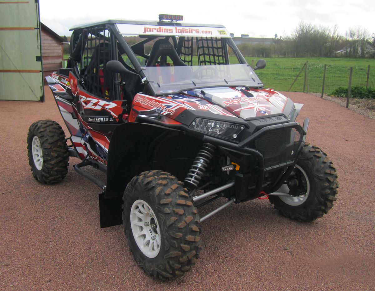 Deux RZR 1000 entrent dans l'arène Deux RZR 1000 entrent dans l'arène
