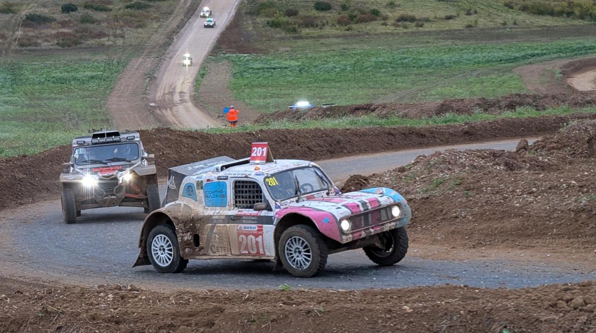 Le proto 4L de Kevin et Daniel Sellier remporte les 6H Tout Terrain d'Ile de France !