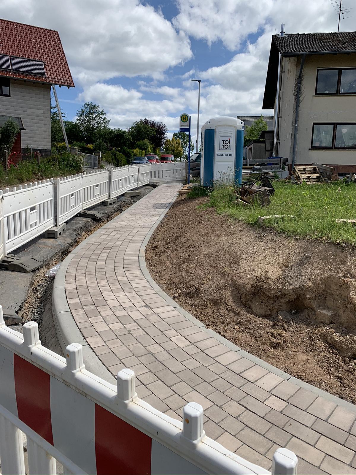 Bushaltestelle nimmt Formen an Bushaltestelle nimmt Formen an