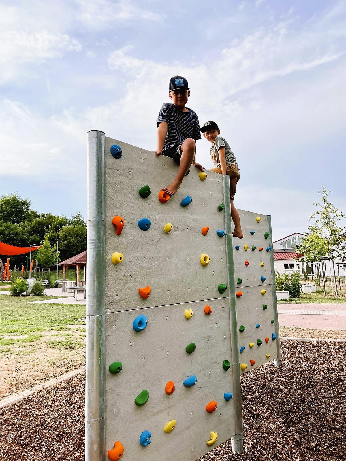 Neue Boulderwand auf dem Sport- und Freizeitgelände aufgestellt Neue Boulderwand auf dem Sport- und Freizeitgelände aufgestellt