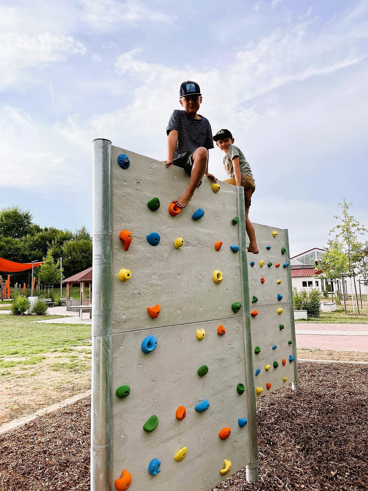 Neue Boulderwand auf dem Sport- und Freizeitgelände aufgestellt