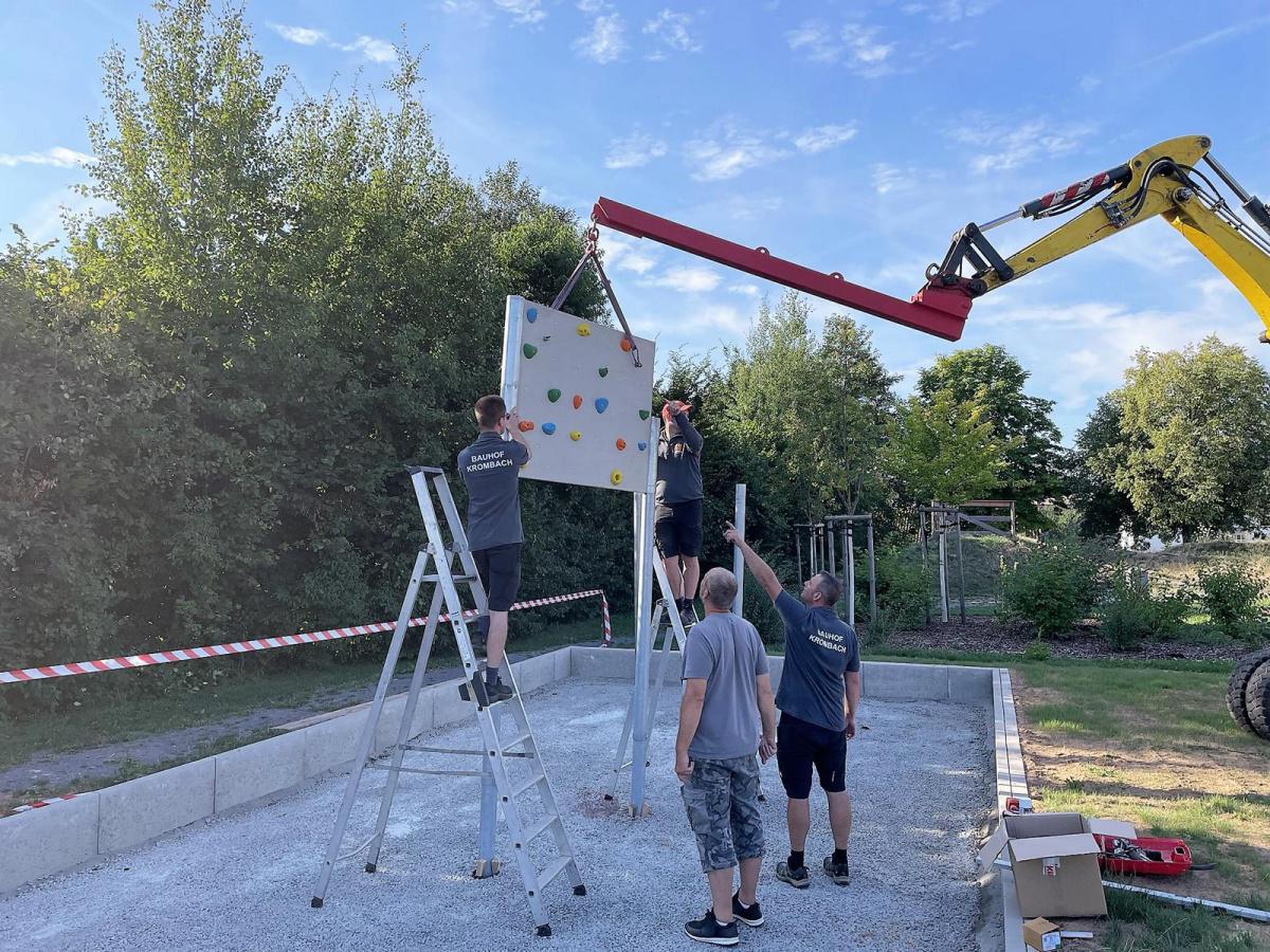 Neue Boulderwand auf dem Sport- und Freizeitgelände aufgestellt