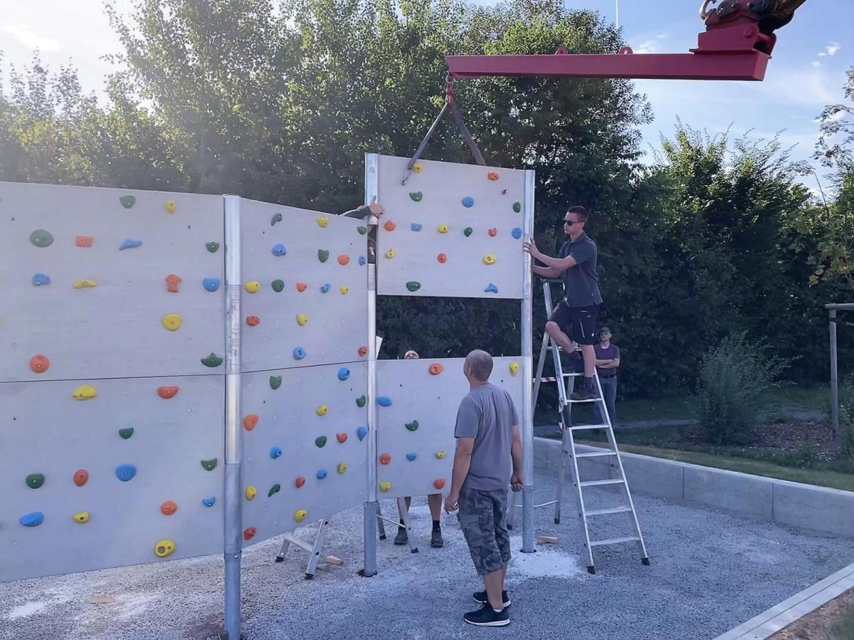 Neue Boulderwand auf dem Sport- und Freizeitgelände aufgestellt Neue Boulderwand auf dem Sport- und Freizeitgelände aufgestellt