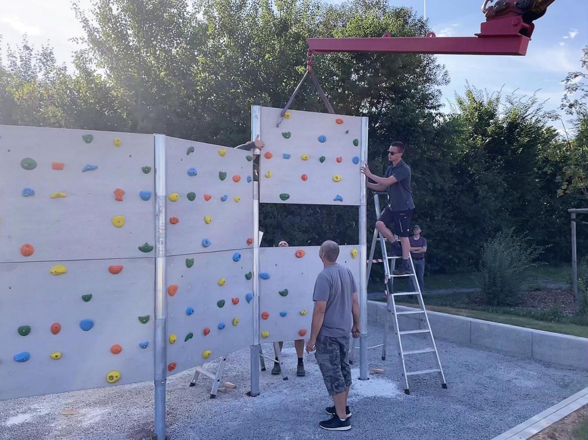 Neue Boulderwand auf dem Sport- und Freizeitgelände aufgestellt