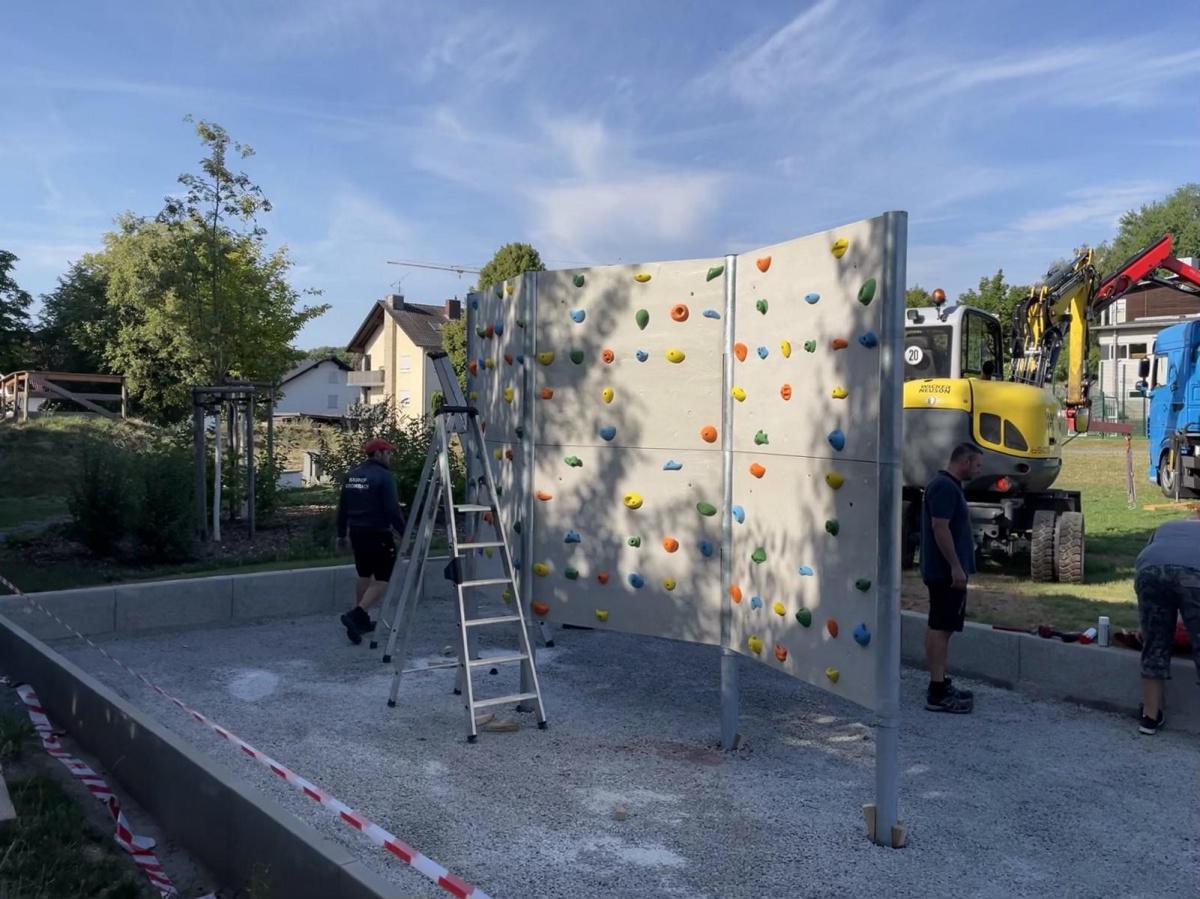 Neue Boulderwand auf dem Sport- und Freizeitgelände aufgestellt Neue Boulderwand auf dem Sport- und Freizeitgelände aufgestellt
