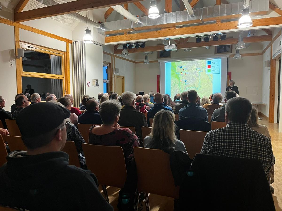 Großes Interesse am Vortrag zur Burg Hauenstein
