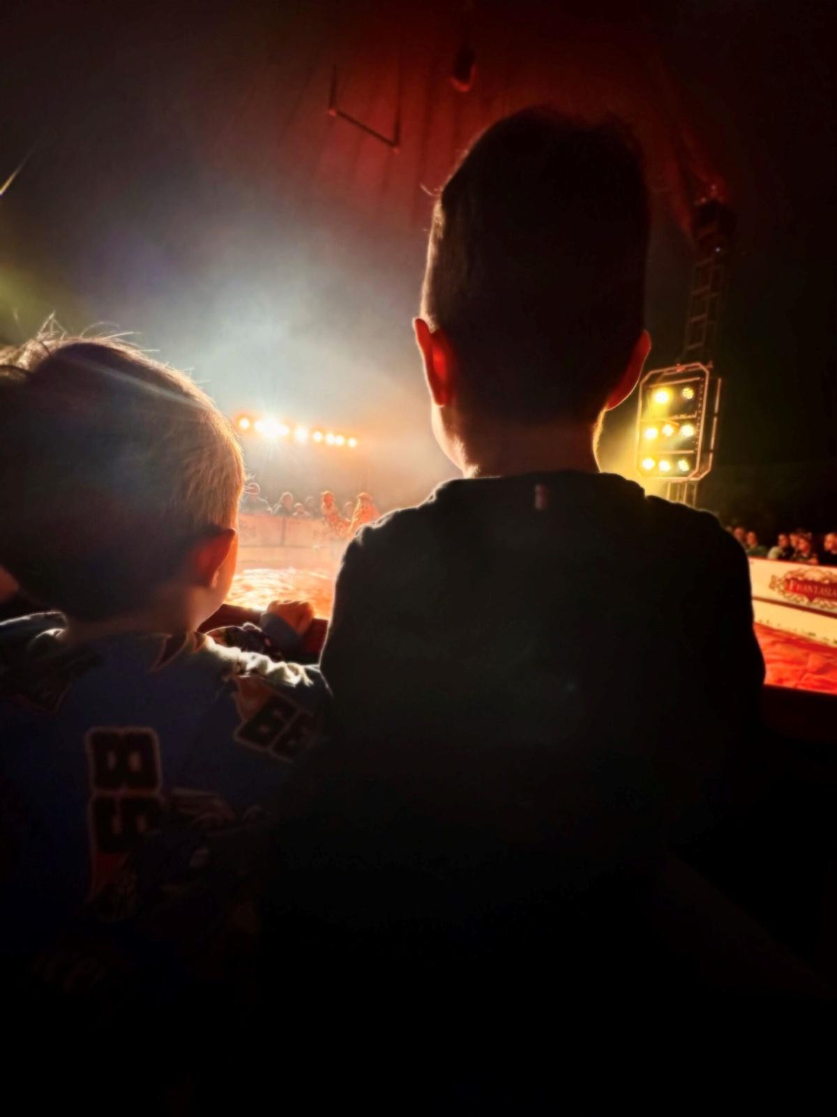 Grund&shy;schule: Ein Zelt voller Fantasie &shy;& leuchtende Kinderherzen 