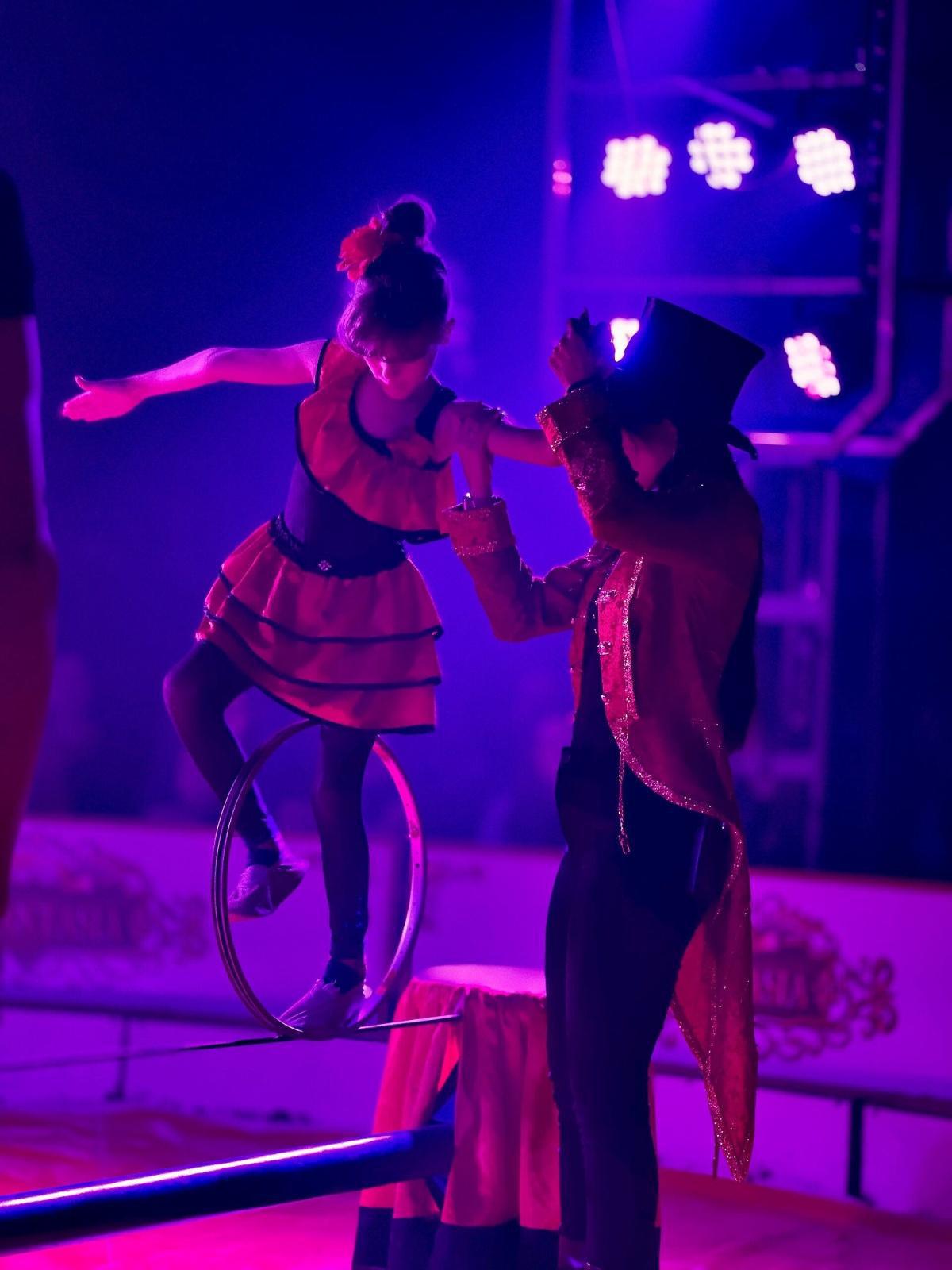 Grund­schule: Ein Zelt voller Fantasie ­& leuchtende Kinderherzen Grund­schule: Ein Zelt voller Fantasie ­& leuchtende Kinderherzen