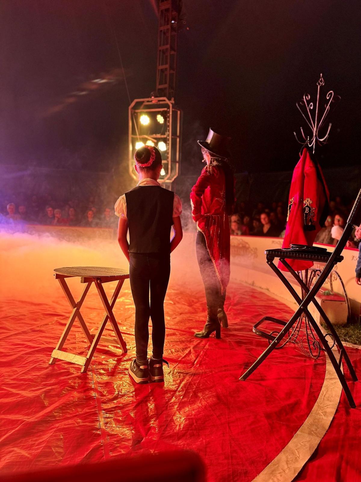 Grund­schule: Ein Zelt voller Fantasie ­& leuchtende Kinderherzen Grund­schule: Ein Zelt voller Fantasie ­& leuchtende Kinderherzen