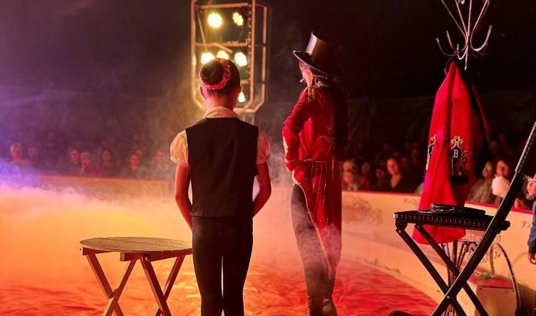 Grund­schule: Ein Zelt voller Fantasie ­& leuchtende Kinderherzen 