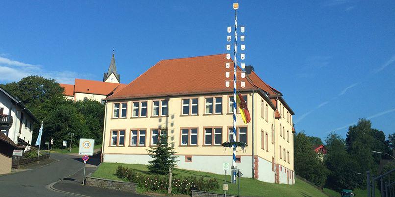 Alte Schule mit Maibaum