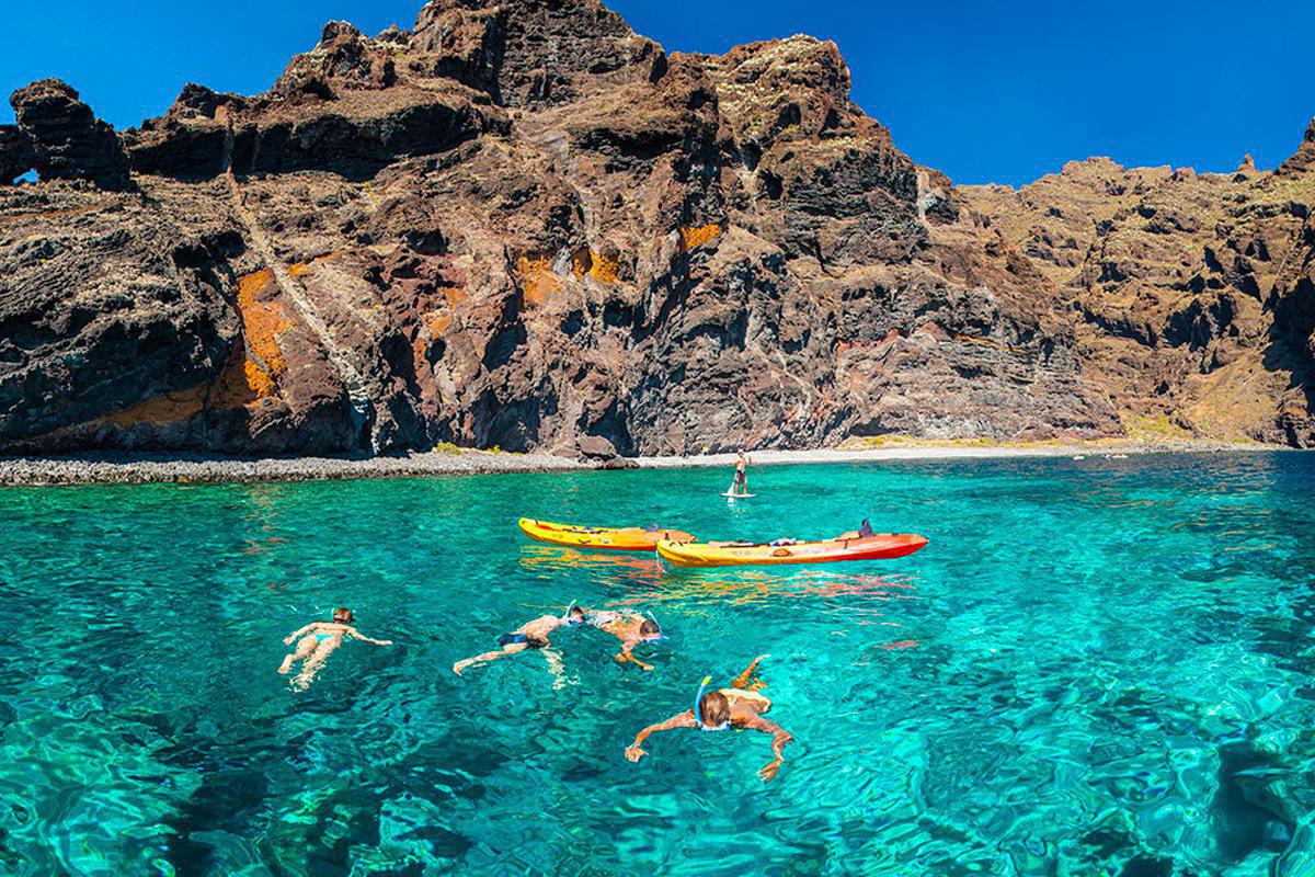Kayak a la sombra de Los Gigantes Kayak a la sombra de Los Gigantes