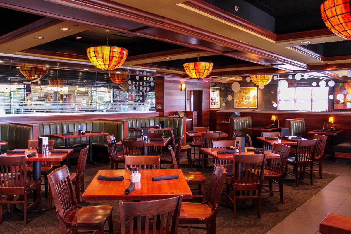 Houlihans Restaurant and Bar