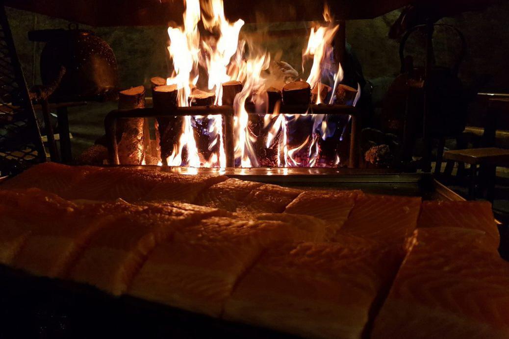 SANTA'S SALMON PLACE, cuisine locale