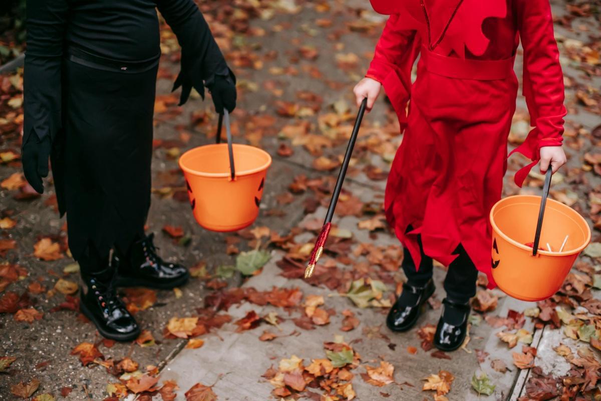 Celebra Halloween en el patio del colegio