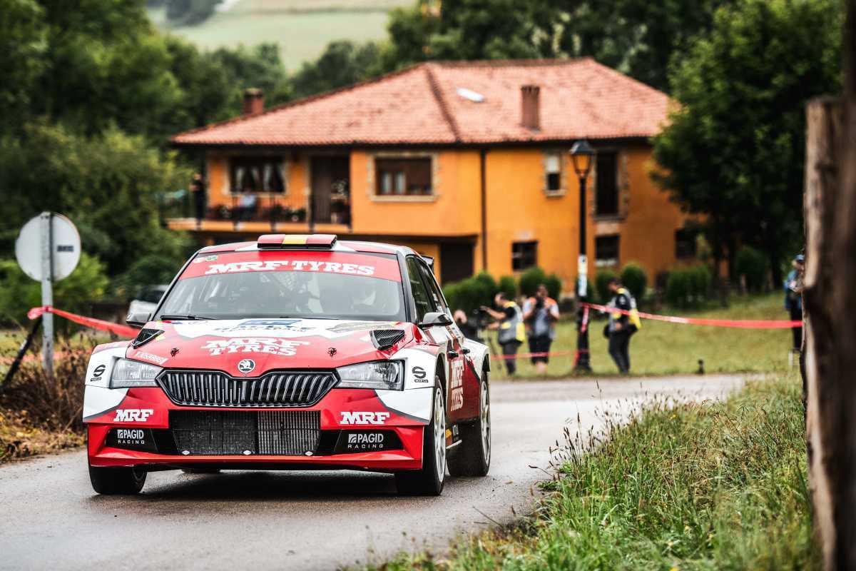 Efrén Llarena toma la delantera bajo la lluvia Efrén Llarena toma la delantera bajo la lluvia