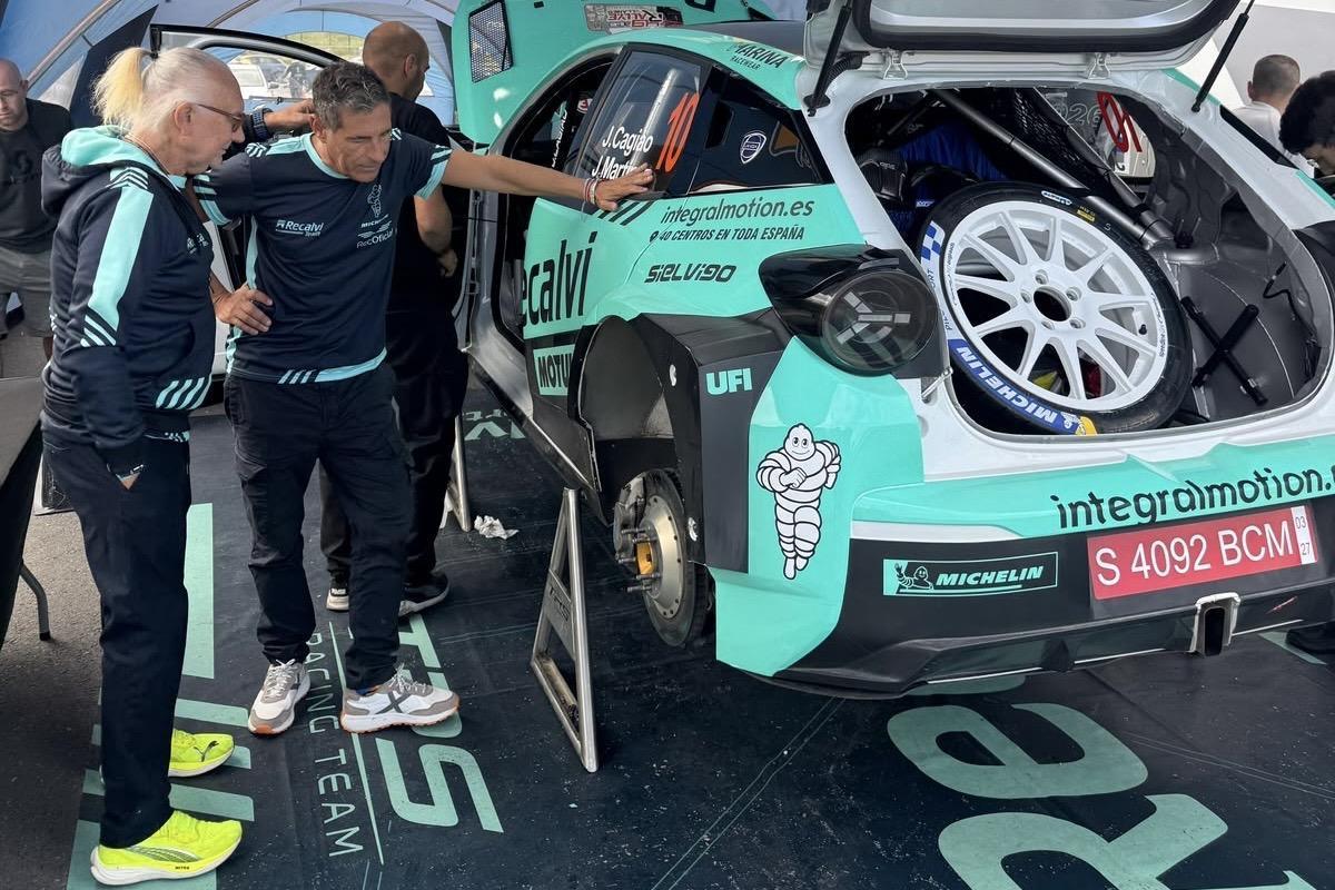Miguel Fuster descubre en Llanes el nuevo Lancia del Recalvi Team Miguel Fuster descubre en Llanes el nuevo Lancia del Recalvi Team