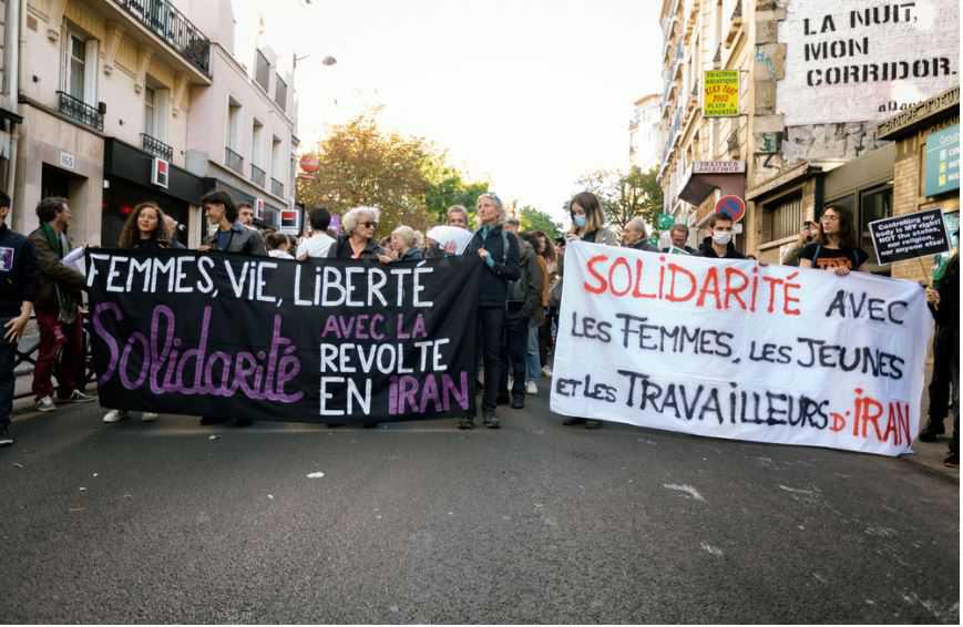 Lettre ouverte des travailleurs emprisonnés Reza Shahabi et Davood Razavi aux représentants syndicaux à la 112e session de la Conférence internationale du Travail. Ils sont membres du CA du Syndicat des travailleurs du bus de Téhéran