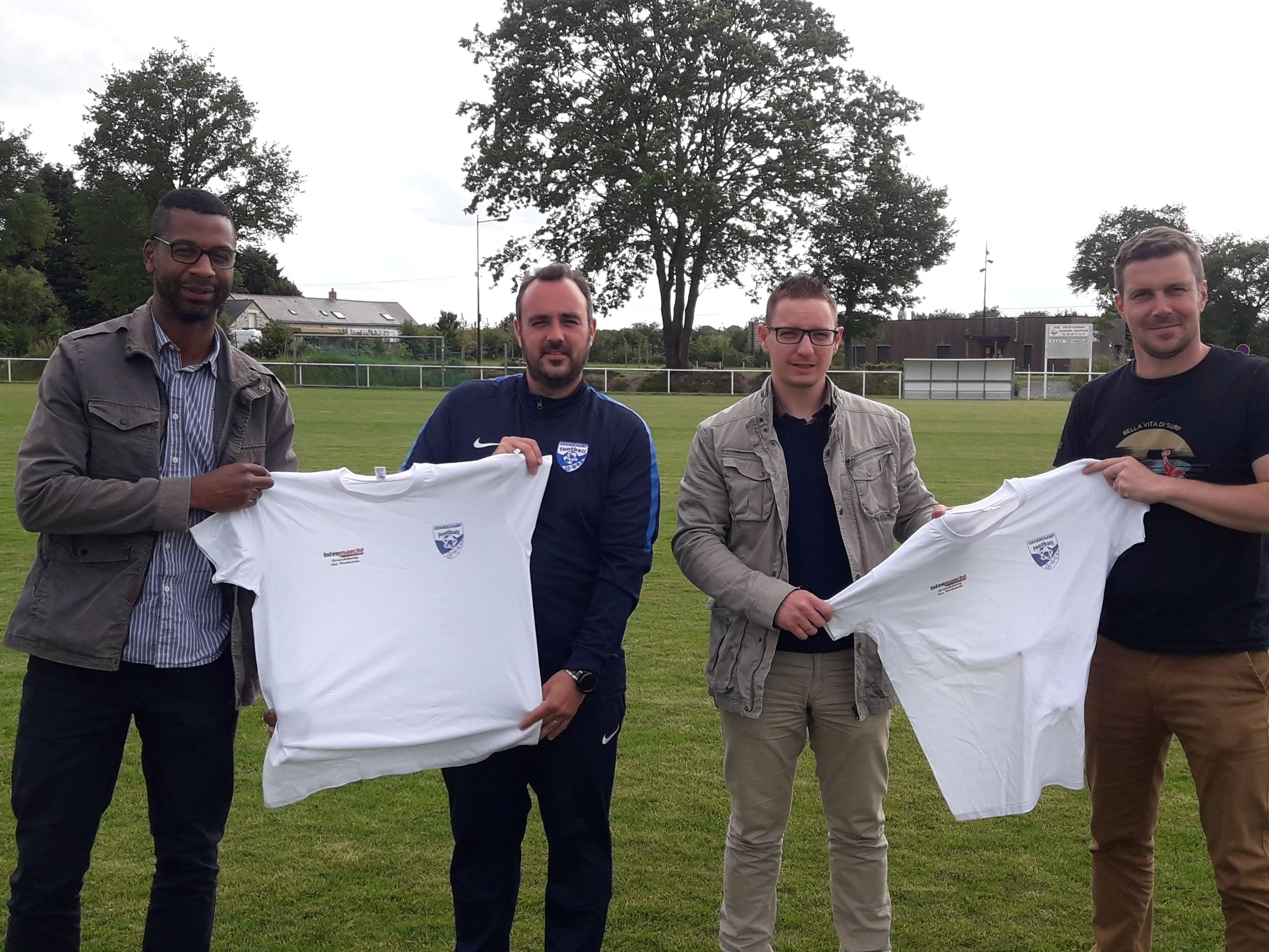 Remise des tee-shirts bénévoles par notre nouveau sponsor