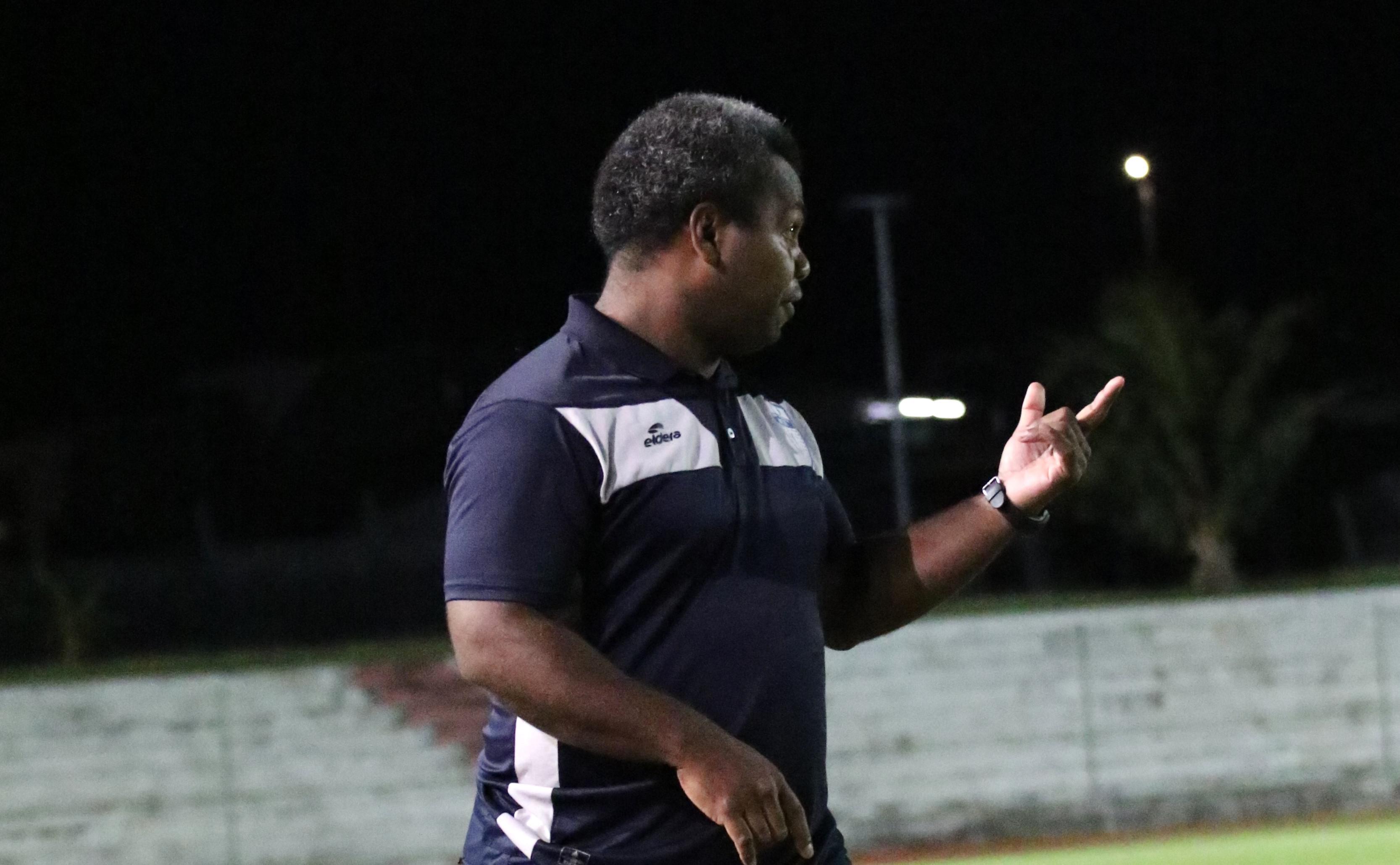 Jean-Chrys XENIE vit sa 1ère saison à la tête de l'AS WETR en SUPER LIGUE, après trois saisons d'apprentissage aux côtés de Casimir HNAWANGE. Crédit Photo : ALAIN VARTANE
