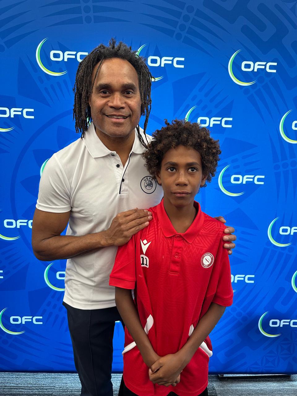 Une visite inspirante pour nos jeunes footballeurs | Tournoi de Développement OFC = ITW de Christian KAREMBEU [Vidéo]