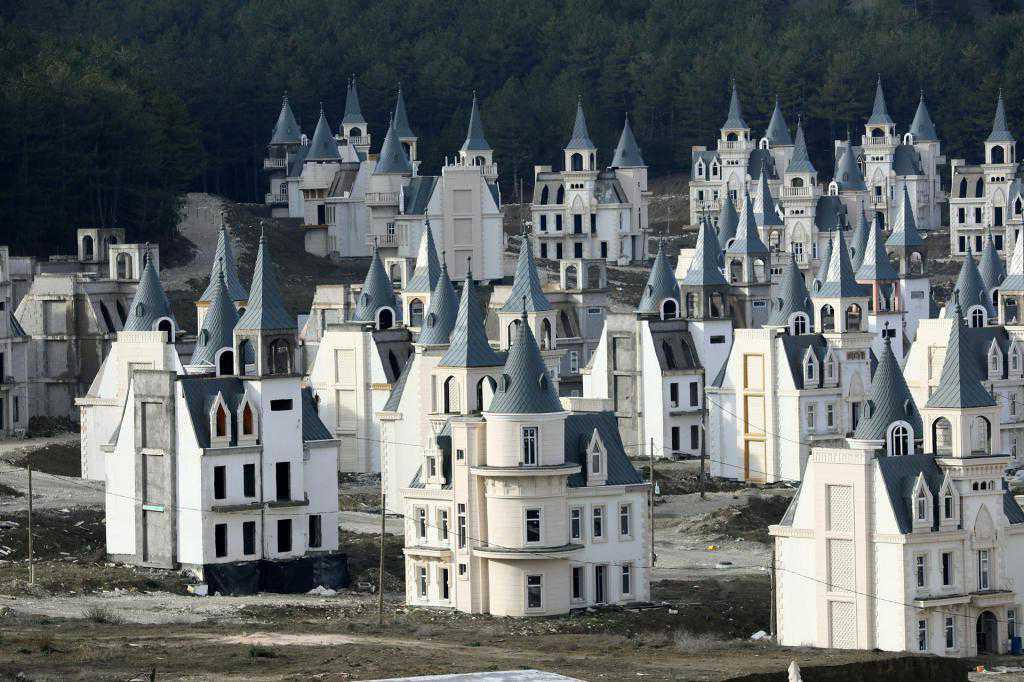 В Турции есть город-призрак с сотнями одинаковых заброшенных «диснеевских замков».